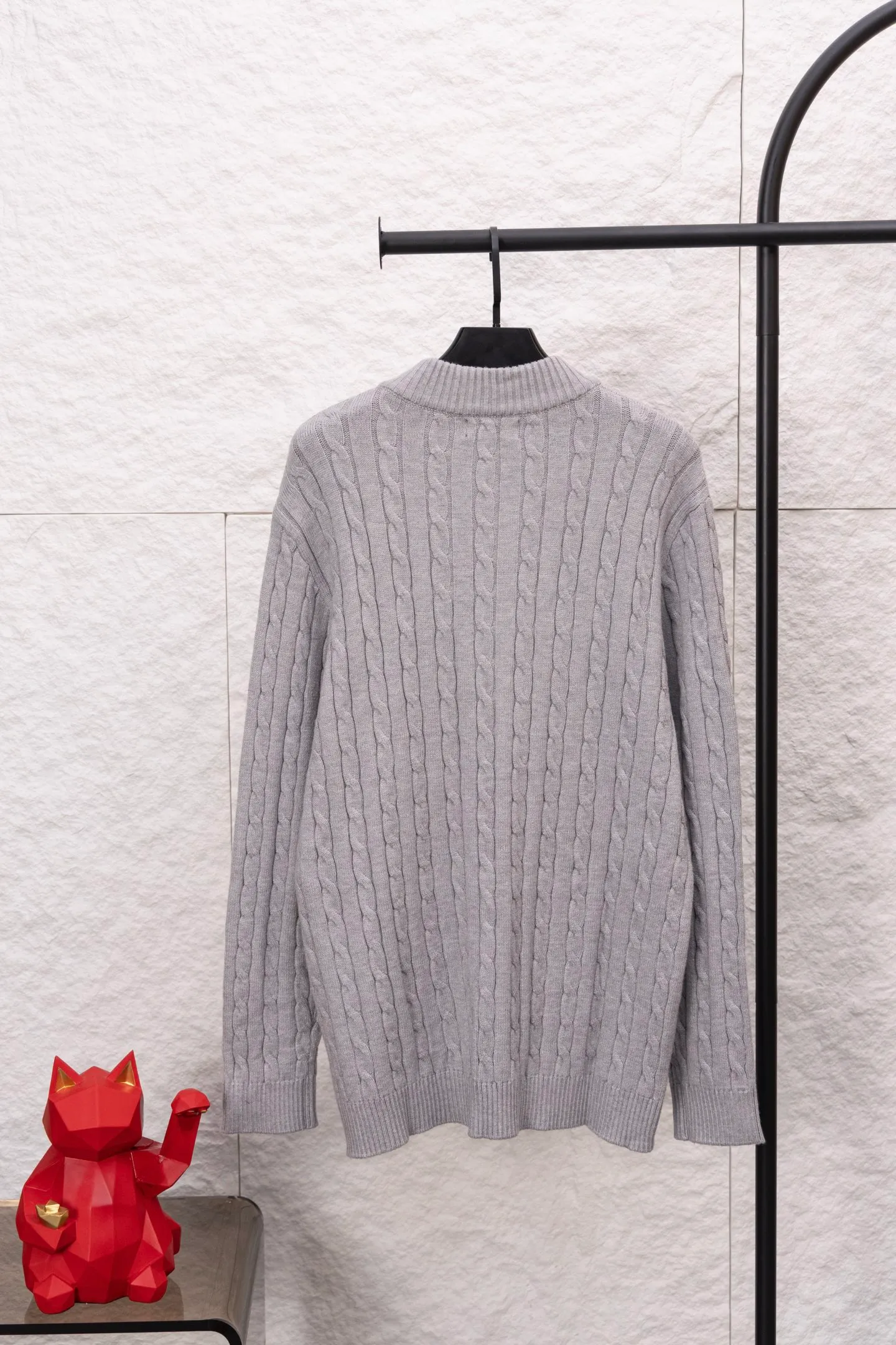 P230 Style No./F187 Rah Lauren classic pony embroidered stand-up collar knitted sweater. Made of 400 cotton gauze fabric with clear lines. The original customized lines are smooth and delicate. Better hand feel. Not easy to deform. Not easy to shrink. Not easy to fade. Maintain long-lasting beauty. Color Gray Black Size S-XL